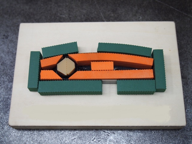 NC刃型を組み合わせた抜き型の製作事例